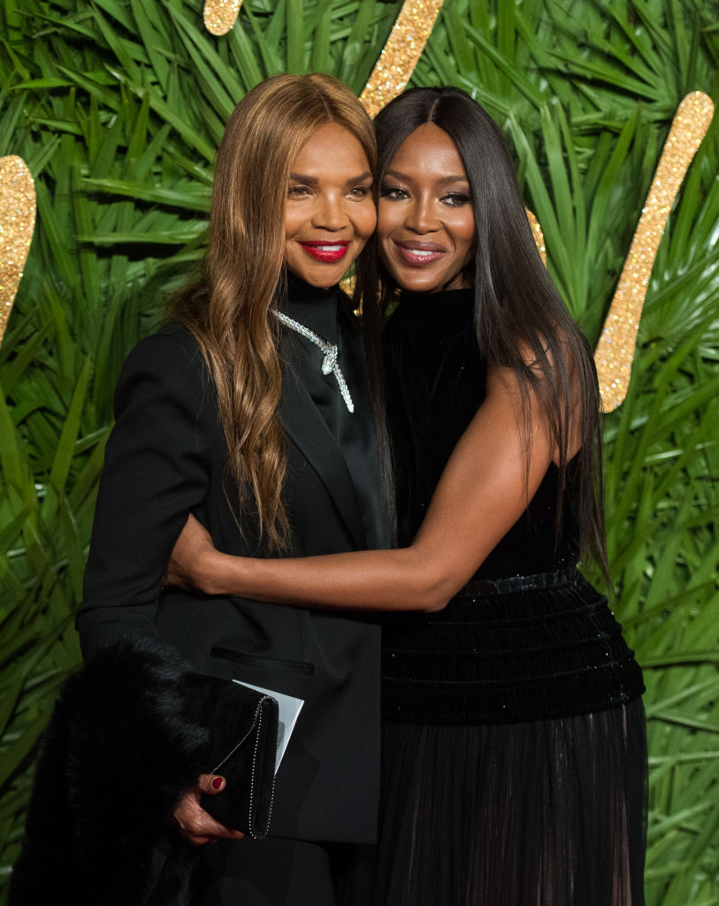 Как они похожи! Наоми Кэмпбелл вышла в свет со своей мамой